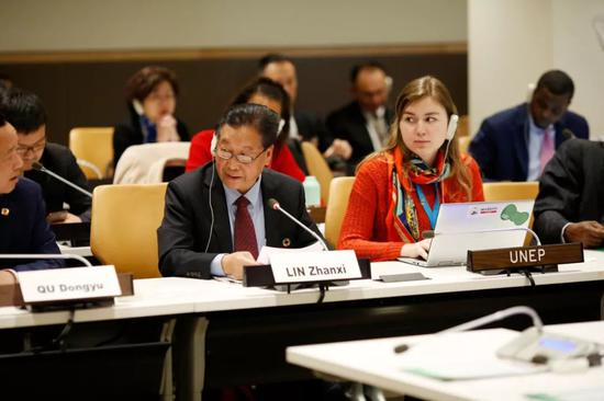 　　2019年4月18日，在位于纽约的联合国总部，菌草技术发明人、福建农林大学研究员林占熺（前排中）在“菌草技术：‘一带一路’倡议对促进落实联合国2030年可持续发展议程的实质性贡献”专题研讨会上发言。新华社记者李木子摄