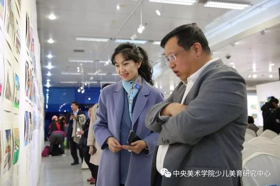  中央美术学院艺术管理与教育学院院长余丁参观展览
