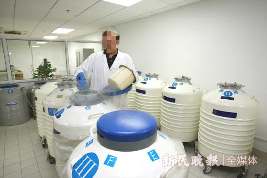 图说：精子样储存罐 来源/新民晚报资料图