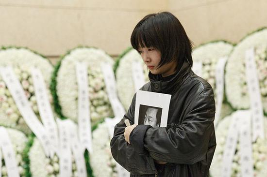 悼念者泪别王俊，在告别厅不肯离去。