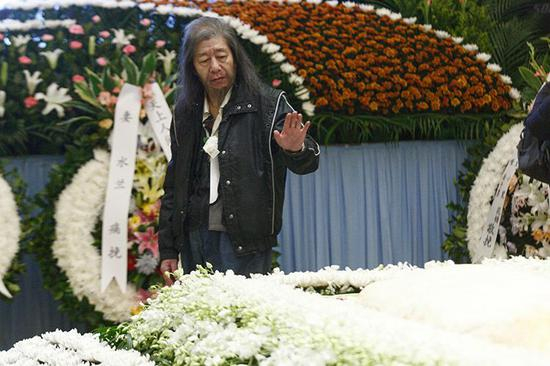 好友挥手送别。