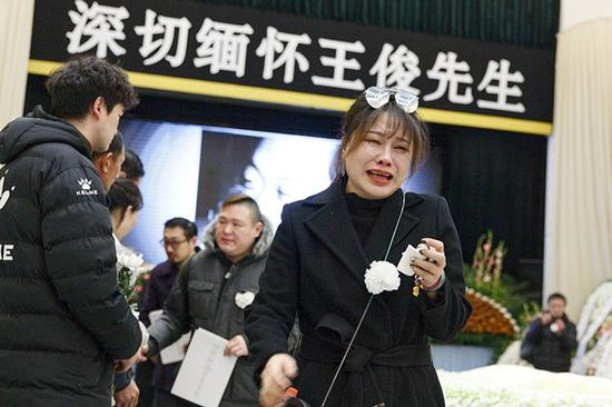 前来送别的好友失声痛哭。