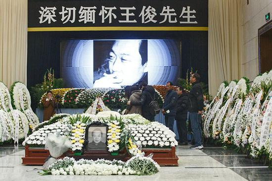 亲属们与王俊做最后的道别。