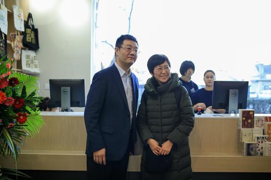 北京三联韬奋书店总经理经理郝大超与书店开业后第一位买书的读者合影。