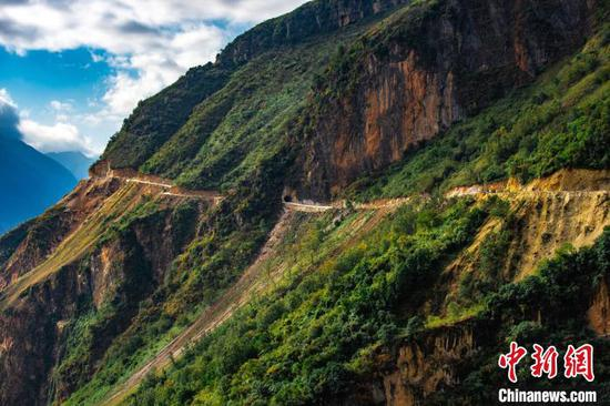 图为阿布洛哈村通村公路。四川省交通运输厅供图