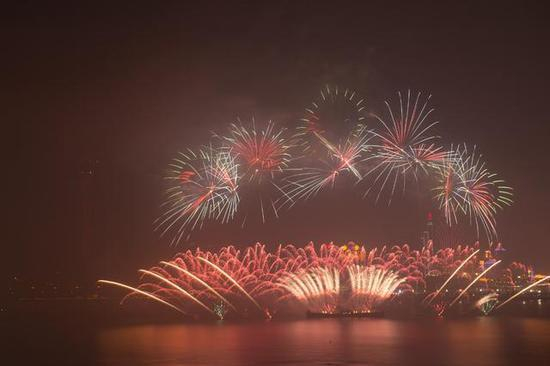 　　2019年12月22日当晚，澳门与珠海首次联合举行烟花汇演，庆祝澳门回归祖国20周年。新华社记者 张金加 摄