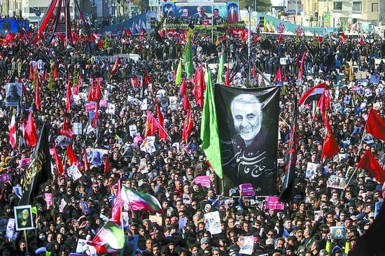 苏莱曼尼的葬礼人山人海