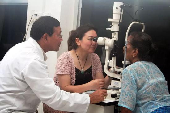 　　▲2011年5月31日至6月7日，中国赴缅国际复明医疗队在缅甸仰光开展“光明行”活动，为248名缅甸白内障患者免费进行手术。图为中缅两国医生为已接受手术的缅甸白内障患者复查。