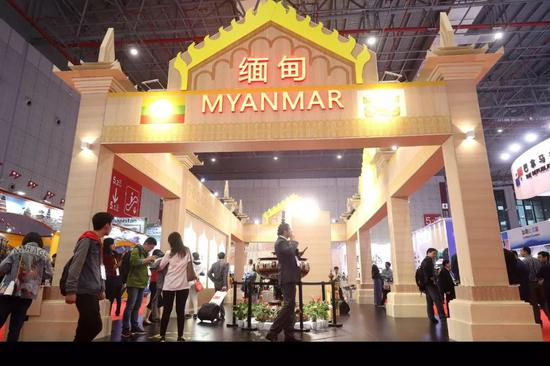 　　▲2018年11月5日至10日，首届中国国际进口博览会在上海国家会展中心举行。图为人们在缅甸国家展区内参观。