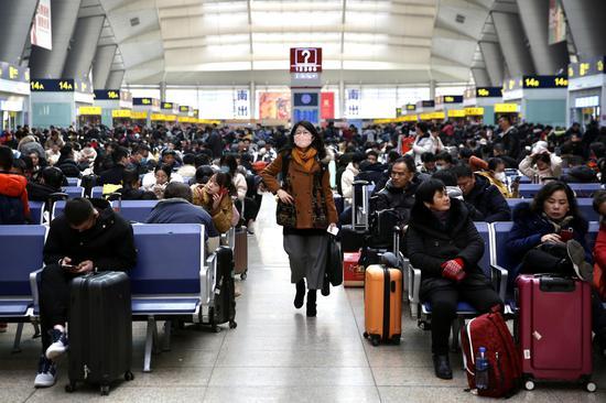 北京西站迎来客流高峰，不少出京旅客都戴上了口罩。摄影/新京报记者 李凯祥