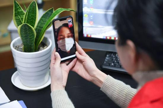 2月4日，浙江慈溪，一名青年志愿者通过视频电话开展义务心理咨询服务。徐昱/摄新华社CNML图片