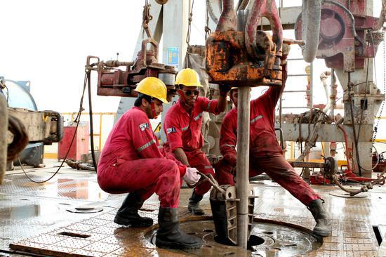 　　钻井平台上作业的工人，与中国石油的合作项目，按照属地要求，必须使用90%的当地员工，促进了当地人就业。