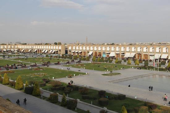 　　“伊斯法罕半天下”这句话说的就是伊玛目广场，它留下了很多阿巴斯大帝在位时期的建筑。整个广场512米长，163米宽，这个巨大的广场是世界第二大广场，仅次于天安门广场，如今被列为世界文化遗产。