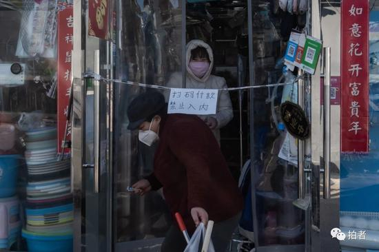 △&nbsp;3月4日，北京望京，阜通地铁站附近，一开业的商铺门口贴有“扫码付款 禁止入内“的提示语。