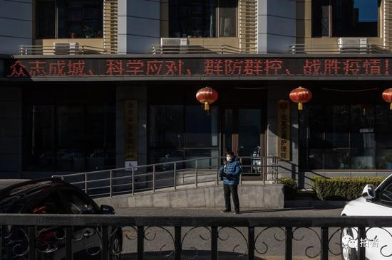△&nbsp;3月3日，一实行封闭化管理的老年公寓院内，一名老人正在健身。
