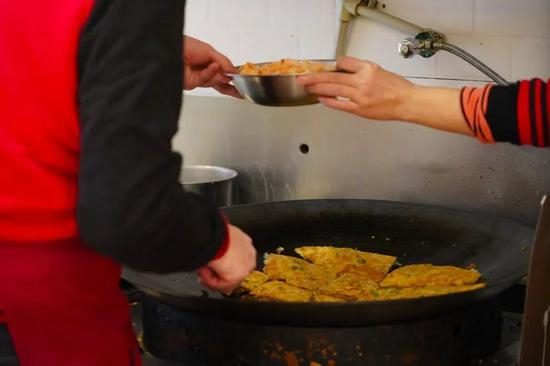 　4月3日，吉庆街的豆皮店在忙碌中。新京报记者解蕾