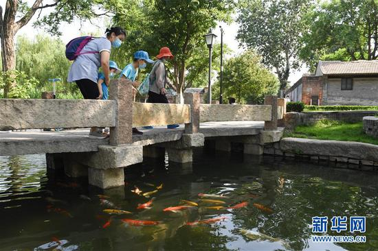 市民和游客在北京市东城区三里河参观游览（6月7日摄）。新华社记者 鞠焕宗 摄