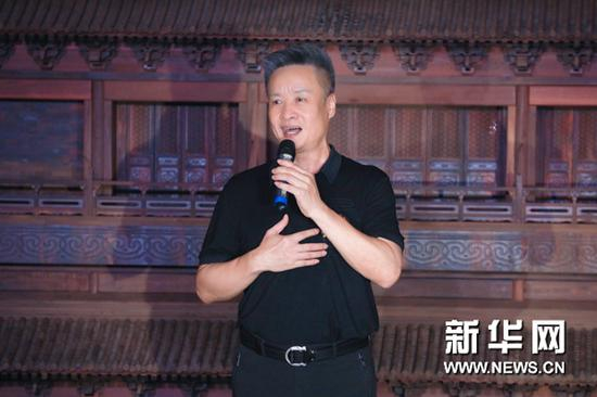 图片说明：阎维文在现场演出