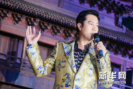 图片说明：蔡国庆在现场演出