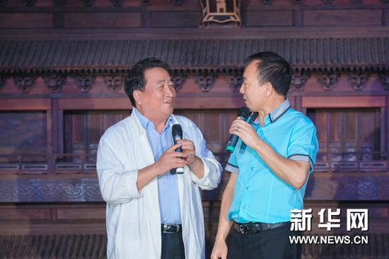 图片说明：姜昆、戴志诚在现场演出
