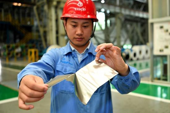 图为太钢员工在展示超薄精密不锈带钢。新华社记者&nbsp;&nbsp;曹阳摄