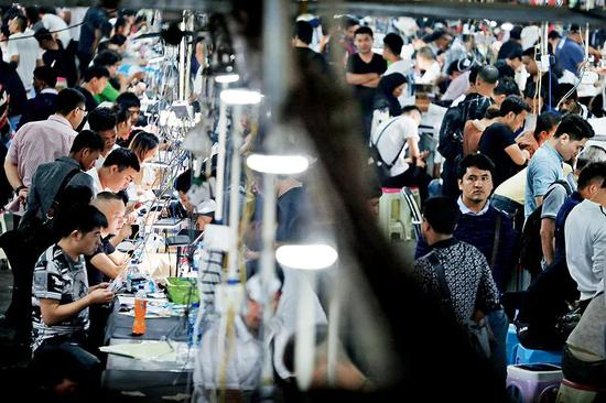 　　2019年10月22日，云南德宏傣族景颇族自治州瑞丽市，中缅边境姐告口岸附近的姐告玉城淘宝直播基地内，每天晚上8点至次日凌晨三四点钟，玉石店家的直播如火如荼地进行着。图/IC