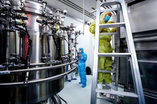 　　4月10日，工作人员在国药集团中国生物新冠疫苗生产基地尚未投产的新型冠状病毒灭活疫苗生产车间内调试、清洁设备。图/新华
