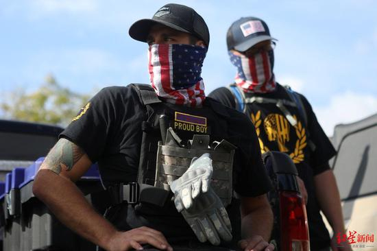 ↑在俄勒冈州波兰特和其他城市，“骄傲男孩”与抗议人群之间发生了激烈冲突。图据《华尔街日报》