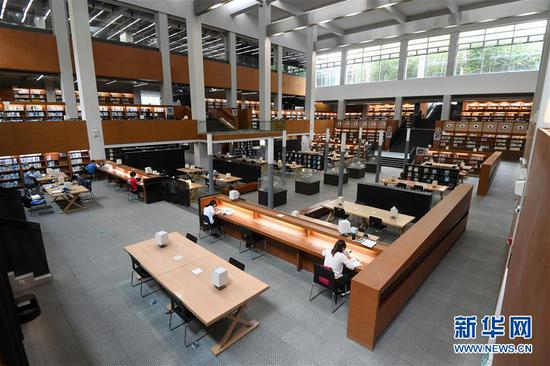 汕头大学图书馆内景（9月8日摄）。新华社记者 陈晔华 摄