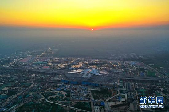 这是8月13日拍摄的京雄城际铁路雄安站施工现场（无人机照片）。新华社记者 牟宇 摄