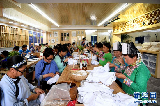 　　少数民族妇女在贵州省榕江县卧龙易地扶贫搬迁安置小区千匠百艺扶贫车间就业（2020年5月20日）。2020年11月23日，贵州省人民政府宣布，全省剩余9个未摘帽的贫困县全部退出贫困县序列。至此，贵州省贫困县全部出列。新华社发（王炳真 摄）