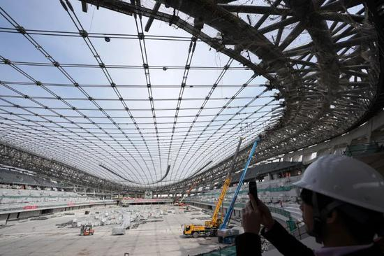 ↑2020年12月25日，北京2022年冬奥会标志性场馆国家速滑馆“冰丝带”完工。该场馆采用单层双向正交马鞍形索网屋面，实现了国产高钒封闭索在国内大型场馆中的首次大规模应用。这是2019年4月8日拍摄的正在建设中的国家速滑馆。新华社记者 鞠焕宗 摄