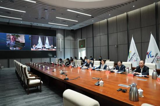 ↑2020年11月19日至20日，国际奥委会-国际残奥委会北京冬奥会和冬残奥会项目审议会以视频方式召开。这是国际奥委会北京2022年冬奥会协调委员会主席胡安·安东尼奥·萨马兰奇（左上）以视频方式在会议上致辞。新华社记者 鞠焕宗 摄
