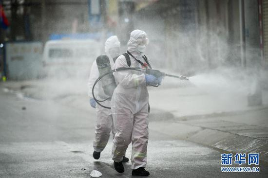 1月15日，在河北省石家庄市藁城区小果庄村，防疫工作人员在进行消杀。新华社发（赵杰 摄）