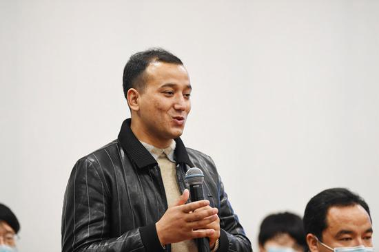 2月10日，阿卜力孜·阿则在答记者问。石榴云/新疆日报记者 王臻摄