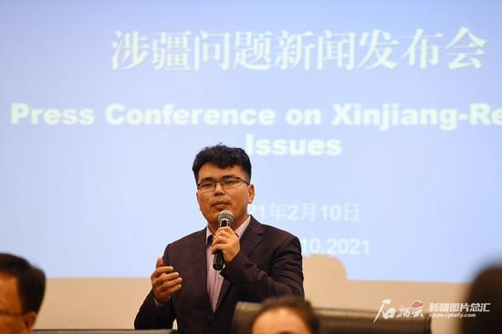 2月10日，买丁江·依力木在答记者问。石榴云/新疆日报记者 王臻摄