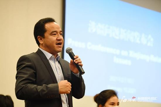 2月10日，麦麦提·莫拉肉孜在答记者问。石榴云/新疆日报记者 王臻摄