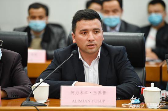 2月10日，阿力木江·玉苏普在答记者问。石榴云/新疆日报记者 王臻摄