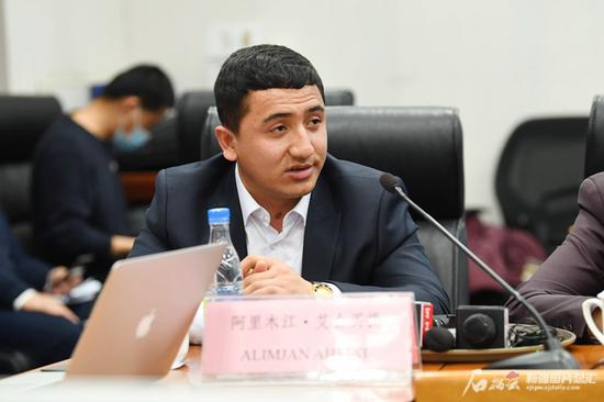 2月10日，阿里木江·艾合买提在答记者问。石榴云/新疆日报记者 王臻摄