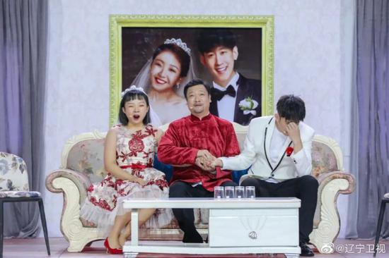 · 辣目洋子（左）在辽宁卫视春晚表演小品。