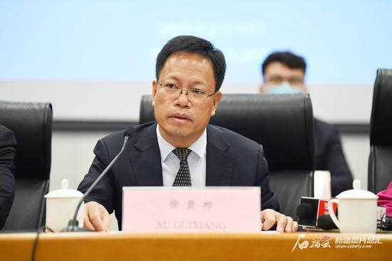 2月10日，自治区党委宣传部副部长徐贵相答记者问。石榴云/新疆日报记者 王臻摄