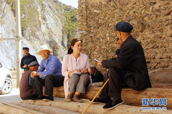 甘肃省甘南藏族自治州舟曲县扶贫办副主任张小娟（右二）在下乡时向群众了解情况（2018年4月摄）。2019年10月7日，时任县扶贫办副主任的张小娟在完成曲告纳镇上大年村脱贫攻坚县级抽样调查工作后，返程途中所乘车辆不慎坠江，因公殉职。新华社发
