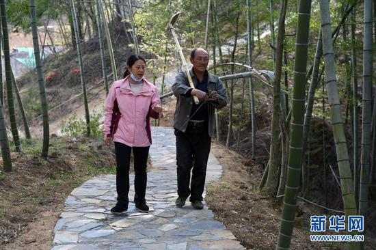 在安徽省金寨县大湾村，大湾村党总支第一书记、驻村扶贫工作队队长余静（左）和村民交流（2020年3月19日摄）。大湾村曾是金寨县71个重点贫困村之一，在余静和村民们的努力下，该村在2018年成功实现脱贫出列。新华社记者 周牧 摄