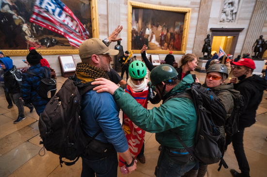 当地时间2021年1月6日，美国华盛顿，示威者进入美国国会区域，并攻破了国会大厦。/IC photo