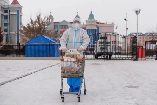 　　▲2021年11月29日，在满洲里市东山街道办事处怡园社区府欣小区A区，工作人员运送物资。新华社记者 李志鹏 摄