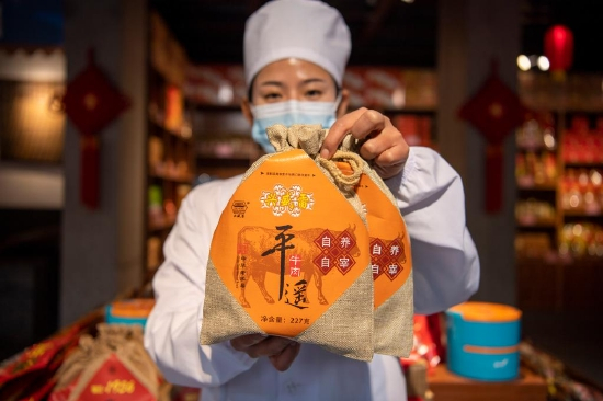 　　1月27日，在平遥古城南大街的一家平遥牛肉店内，工作人员展示一款牛肉产品。新华社记者 杨晨光 摄