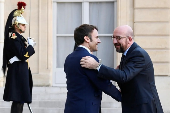 当地时间2022年2月28日，法国巴黎，法国总统马克龙接待到访的欧洲理事会主席米歇尔。图/IC photo