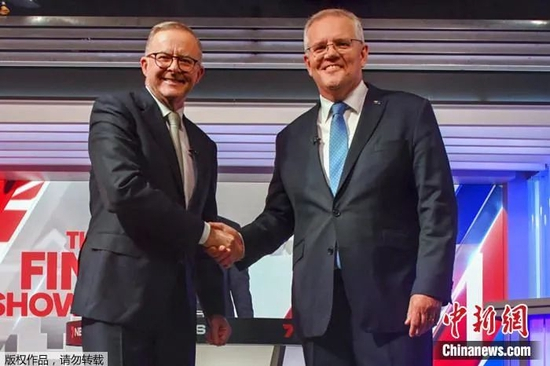 　　资料图：2022年5月11日，澳大利亚悉尼，澳大利亚总理莫里森（右）和反对党领袖阿尔巴尼斯在辩论前握手。