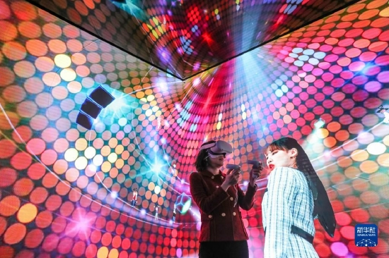 　　2022年3月1日，一名女子在西班牙巴塞罗那2022世界移动通信大会上通过虚拟现实技术在“元宇宙”中体验音乐会。新华社记者 郑焕松 摄