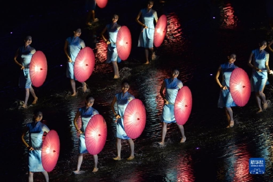 　　演员在西湖景区进行的G20杭州峰会文艺演出《最忆是杭州》中表演《难忘茉莉花》（2016年9月4日摄）。新华社记者 黄宗治 摄